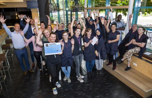 team Fontys staan te juichen met de Gom Uitblinker oorkonde