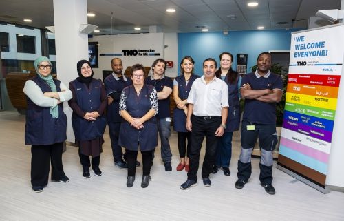 Een groepsfoto van het negen-koppige team van Gom Offices, werkzaam bij TNO 