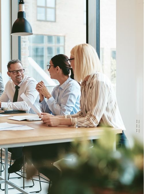 Collega's in gesprek over optimalisatie gebouwprestatie