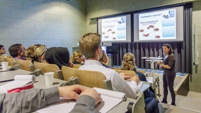 medewerkers van Gom Zorg zitten te luisteren naar docent infectiepreventie