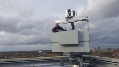 Frans de Pon, glazenwasser bij Gom Specialistische Reiniging, in een glazenwassersbak