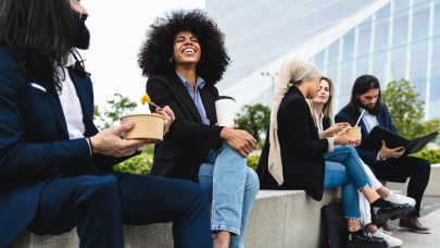 werknemers lachen tijdens lunch