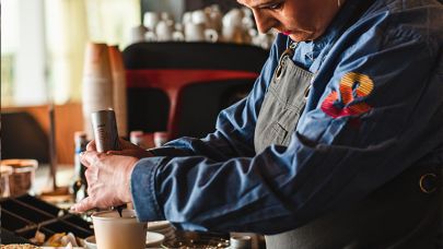 barista maakt koffie