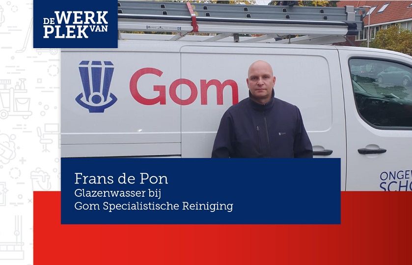 Frans de Pon, glazenwasser bij Gom Specialistische Reiniging, staat voor zijn werkbus