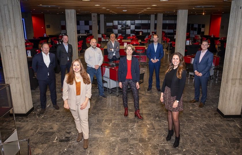 Delegatie van de EUR en Gom Onderwijs bij viering gunning schoonmaakcontract