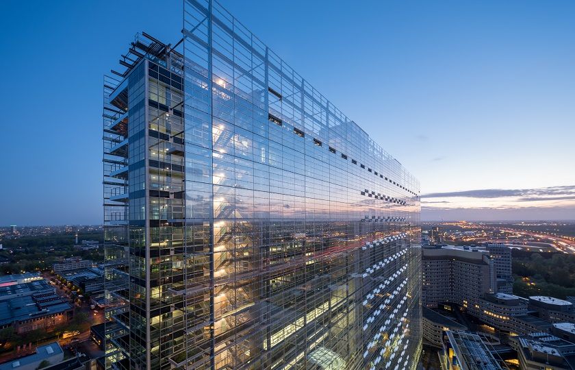 Schuin aanblik van het pand van EPO - European Patent Office, gezien vanuit de lucht